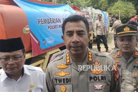 Polrestro Bekasi Salurkan Bantuan Air Bersih Ke Tiga Desa Di Cibarusah