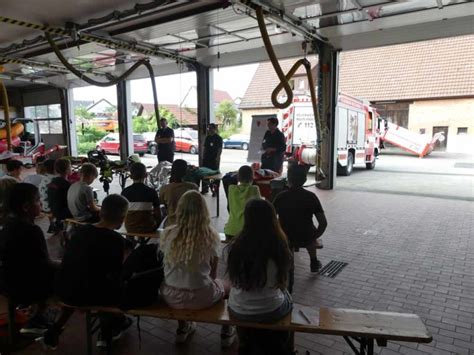 Besuch Der Klassen 4a Und 4b Bei Der Feuerwehr Grundschule Mittelstadt