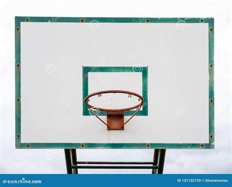 Tablero Trasero De Baloncesto De Madera Con El Marco Del Verde Del Aro