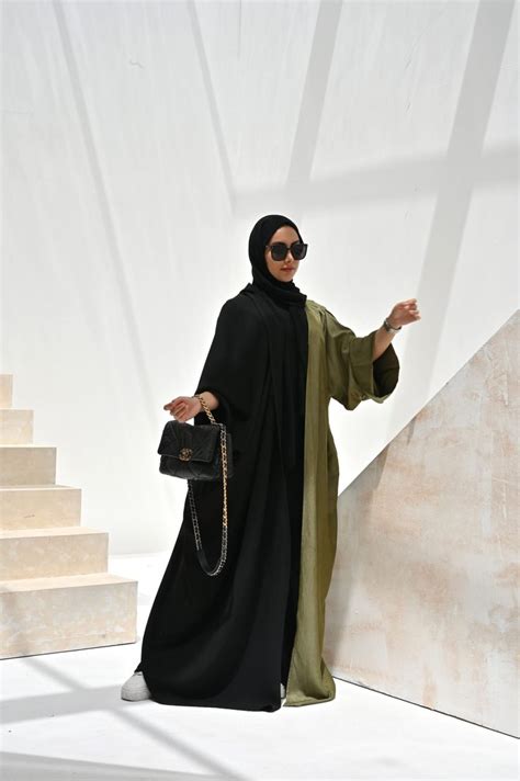 Un modèle bicolore unique Polyvalente et raffinée cette abaya se