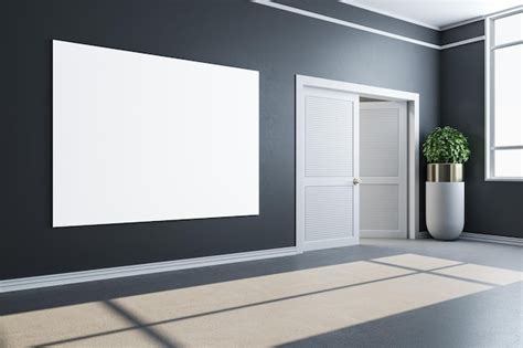 Interior de casa minimalista con puerta y pancarta vacía Foto Premium