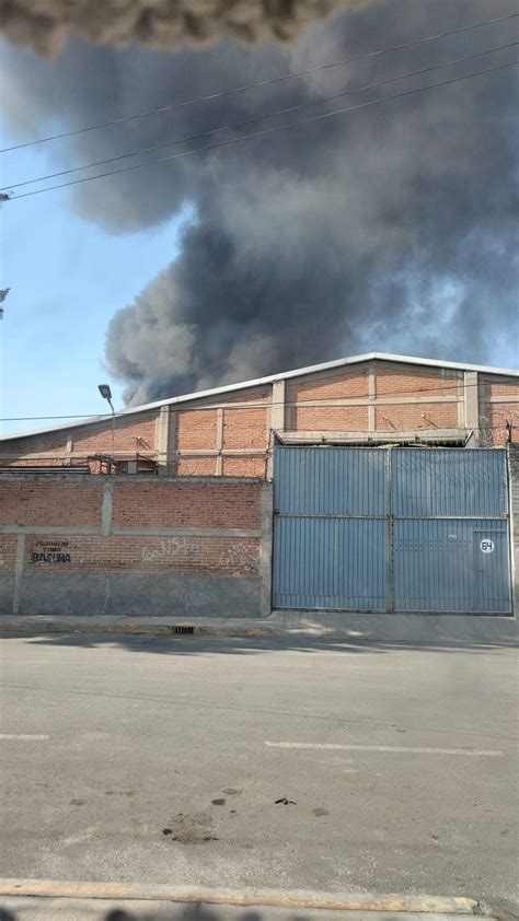 Incendio en Ecatepec consume una bodega de plásticos qué pasó