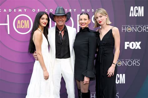 Tim Mcgraw Captures Private Moment With Wife Faith Hill And Their Daughters React Hello