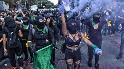 Grupo De Mujeres Encapsuladas Retoman Marcha Feminista Hay Disturbios