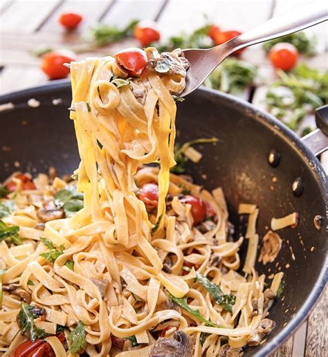 Tagliatelle Con Funghi Pomodorini Rucola E Formaggio Light Basilico