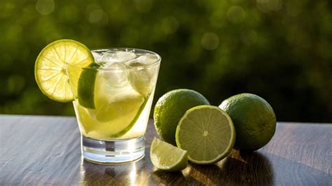 Como fazer caipirinha de limão Aprenda a Receita original Blog Vale