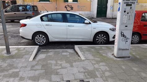 Foggia Scivoli Per Disabili Occupati Auto Parcheggiate