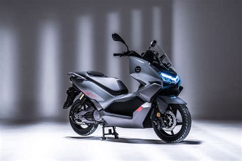 Super Soco apresenta maxi scooter elétrica esportiva CT3