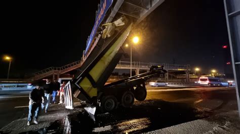 Kağıthane de faciadan dönüldü Açık kalan damper yaya üst geçidine