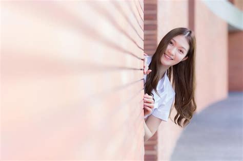 Retrato de estudante tailandês adulto em uniforme de estudante