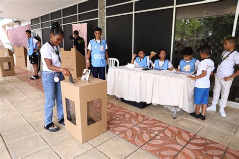 Elecciones Infantiles En El Campamento De Verano Exploradores De La