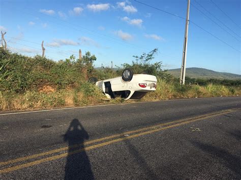 Carro capota na BA 130 entre Mairi e Baixa Grande BA Boquira Em Ação