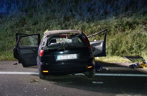 Auto Berschl Gt Sich Nach Reifenplatzer Eine Schwerverletzte