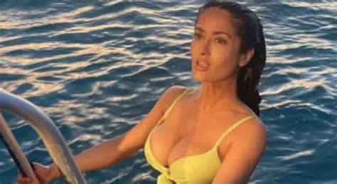 Salma Hayek Deslumbr A Sus A Os Al Posar Con Un Bikini Amarillo