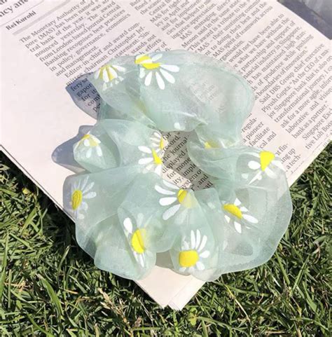 Thăng hạng thần thái với loạt phụ kiện xanh lá hot trend có món giá chỉ 17K