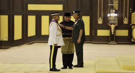 Agong Kurnia Gelaran Tan Sri Kepada Panglima Tentera Darat Iium In