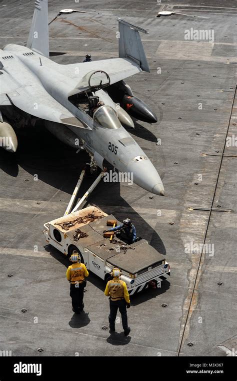 Red Sea Sept Sailors Move An F A E Super Hornet Assigned