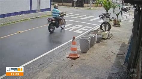 Motociclista Morre Ap S Colidir Carro Em Cruzamento No Bairro Do