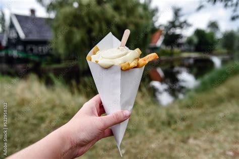 Foto De Mano Sosteniendo Un Cono De Papas Fritas Con Mayonesa Concepto