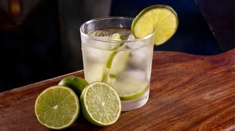 Como fazer caipirinha de limão Confira a receita para acertar de vez