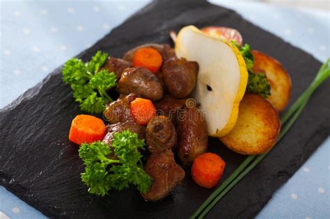 Corazones De Pollo Frito Con Verduras Al Horno Foto De Archivo Imagen