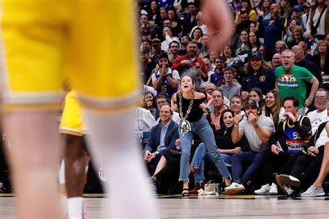 Una fanática le gritó maldito llorón a LeBron James y la estrella de