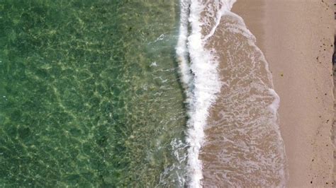 Vista aérea do mar turquesa claro e ondas Foto Premium