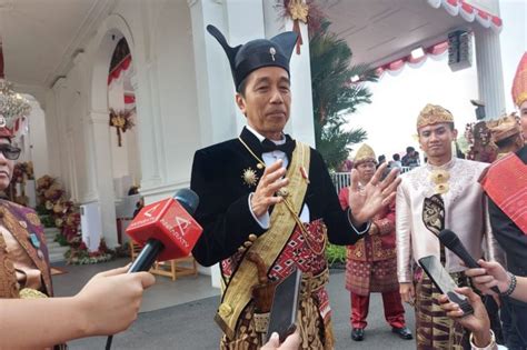 Presiden Joko Widodo Kenakan Baju Adat Surakarta Pada Upacara Hut Ke