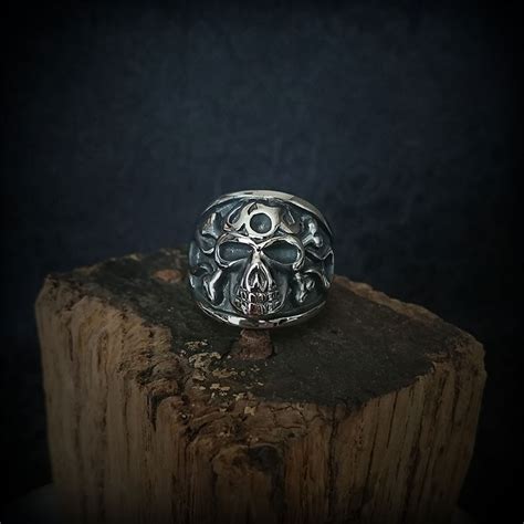 Bague Tête de mort Santa Muerte acier gothique rock métal punk biker