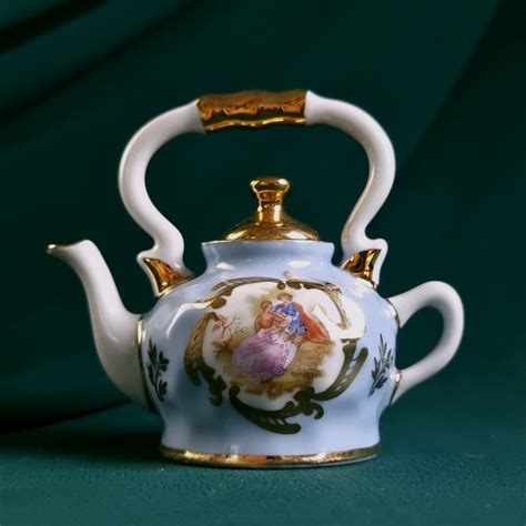 Фарфоровая миниатюра «Чайник»