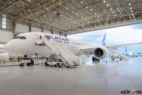 LATAM recebe mais um Boeing 787 que voava a cabeça vermelha