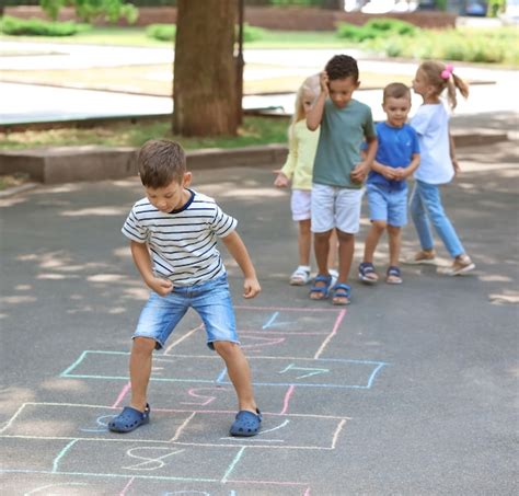 Ni Os Jugando Rayuela Al Aire Libre Foto Premium