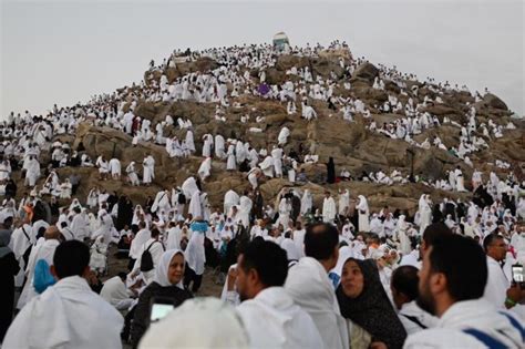 Sur Le Mont Arafat Les P Lerins Accomplissent Le Rite Le Plus