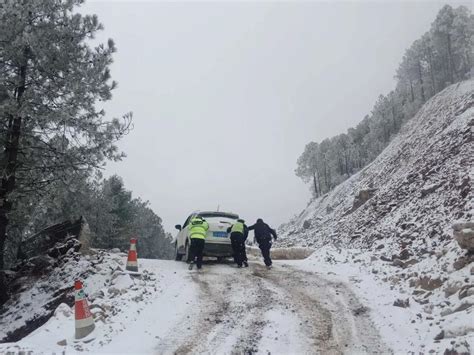 “王炸级”寒潮来袭，迪庆交警冰雪里全力守护平安云南长安网