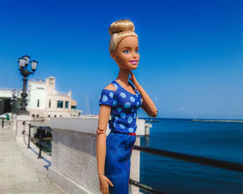 Anfiteatro Della Pace Bari Barbie In Town Gira La Puglia E L