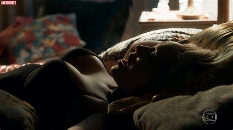 Naked Josie Pessôa in O Sétimo Guardião