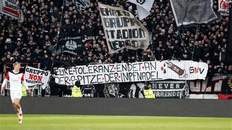 Banner der Eintracht Anhänger auf St Pauli löst Eklat aus