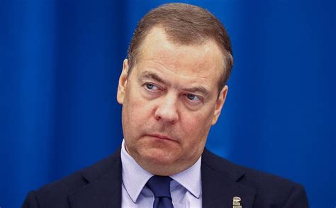 "Красных линий для Франции не осталось". Медведев ответил Макрону ...