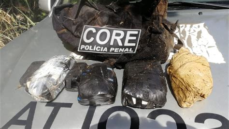 Policiais penais localizam mochila celulares na área externa do CPP