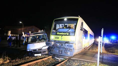 Hassberge Unbeschrankter Bahn Bergang Lieferwagen St T Mit Zug