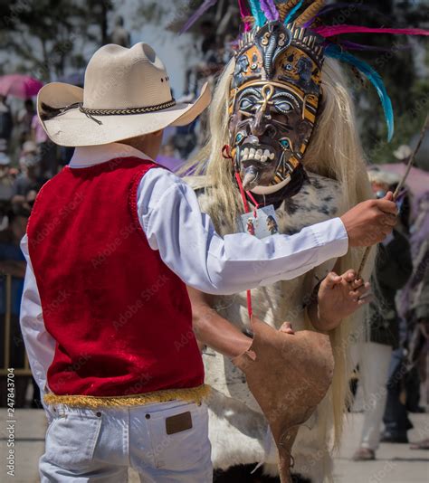 Guerreros y danzantes tradicionales con aterradora máscara tradicional