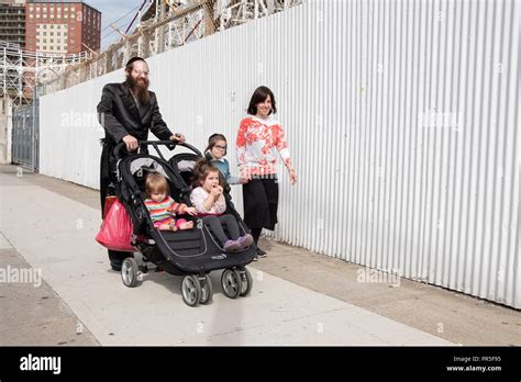 Una familia judía religiosa en Coney Island celebra Sucot una fiesta