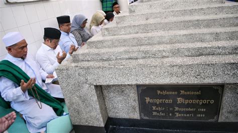 Foto Gali Inspirasi Perjuangan Pasangan Amin Ziarah Ke Makam Pangeran