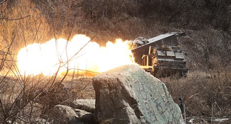 미2사단 Mlrs 실사격 훈련맹렬한 불꽃 내뿜는 다연장 로켓포