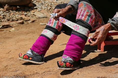 Elderly Chinese Villagers Show Off Their Bound Feet Daily Mail Online