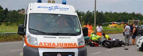 Incidente tra unauto e una moto in via Mosè Bianchi a Carate Il