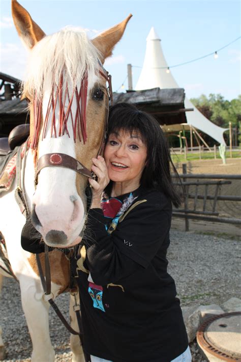 Nscho Tschi Marie Versini Besucht Den Europa Park Freizeitparkinfos