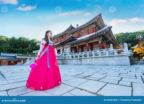 Donna Con Hanbok In Gyeongbokgung Il Vestito Coreano Tradizionale