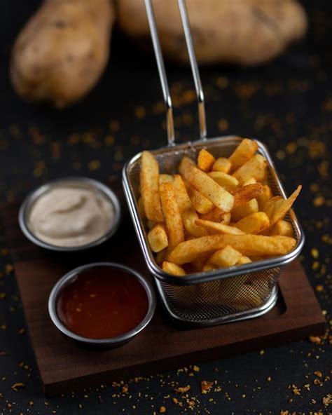 Premium Photo | A basket of fries with a sauce on the side.