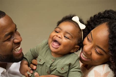 Gelukkige Afrikaanse Amerikaanse Familie Met Hun Baby Stock Foto